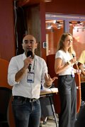 Ilias Benjelloun prononce quelques mots d'introduction lors du sommet EvolveDigital à Montréal, le 4 août 2025.